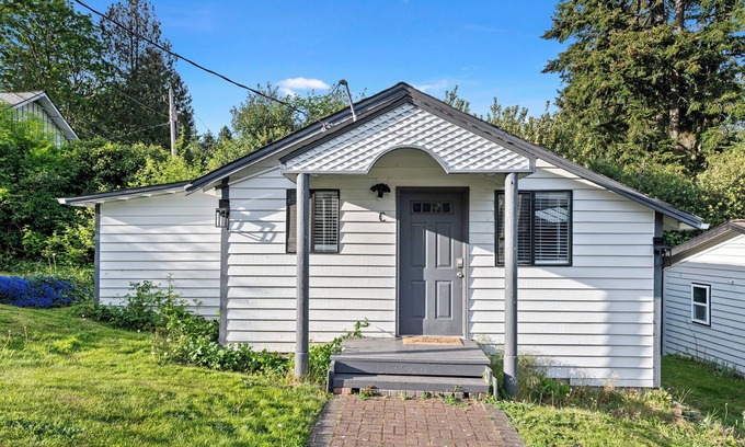 SeaTac Cabaña | Karmen’s Lake Cottage C