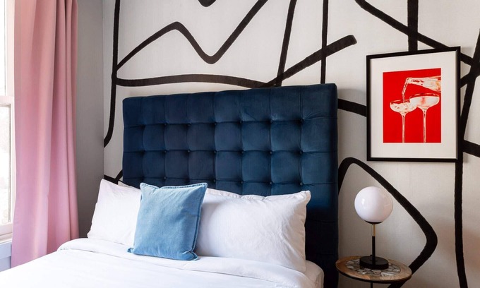 Dilworth Apartamento | Kasa | Cozy space with funky decor + in-unit Keurig | Charlotte
