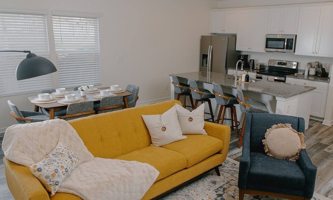 Cornelius Casa | Kasita Cornelius East- Free Parking- 3 beds- Modern and Pristine