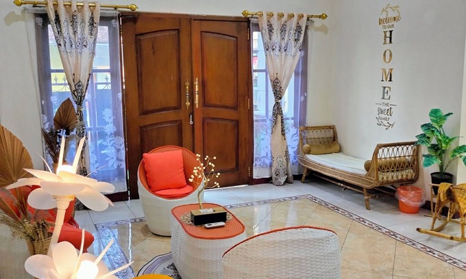 Madiun Casa | Kaswari Home-entire cozy home, close to Aston, PSC, Sleko & famous attractions.