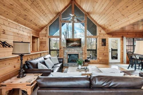 Sevierville Casa | Kate's Cabin - 3 min to Dollywood! Cabin with Hot tub, Game Room, and Resort Pool!