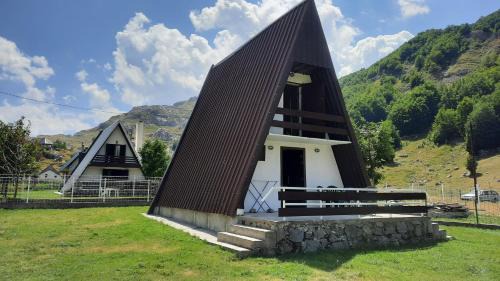 Podgorica Capital City Chalet De Esquí | Katun Mokra accommodation & horseback riding