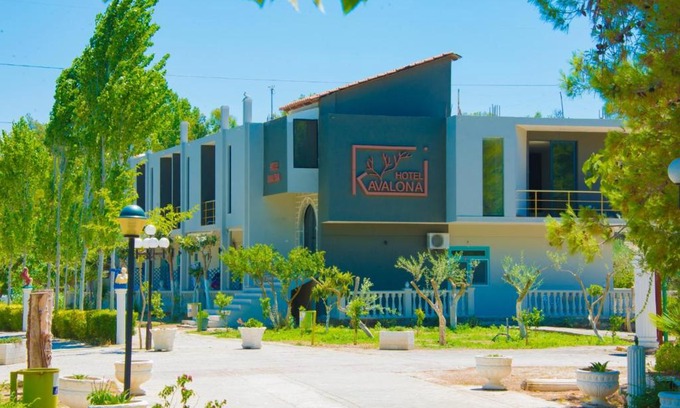 Mbrostar-Urë Hotel | Kavalona Park