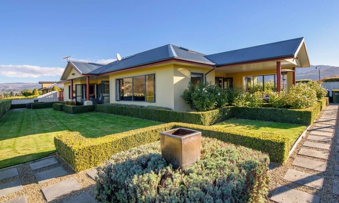 Lowburn Cabaña | Kawarau Bay View - Cromwell Holiday Home