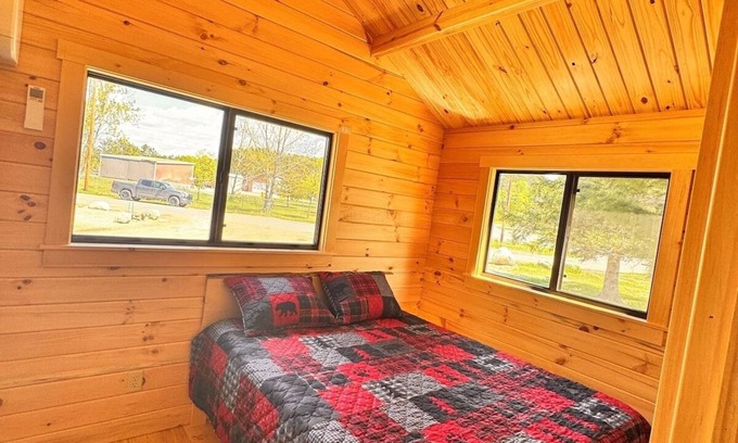 Ely Cabina | Kawishiwi Cabin, a Charming 2-bedroom cabin with AC, WiFi in enjoyable Ely