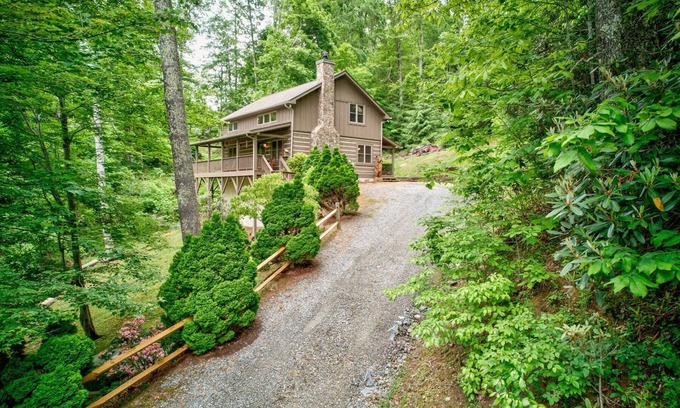 Vilas Cabina | Kaylee's Kabin is a 2BR 2B log cabin located in Valle Crucis. Peaceful, private and pet friendly!