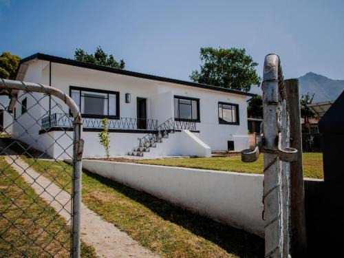 Swellendam Apartamento | Kaylie's Place, Elegant Holiday Home with Garden