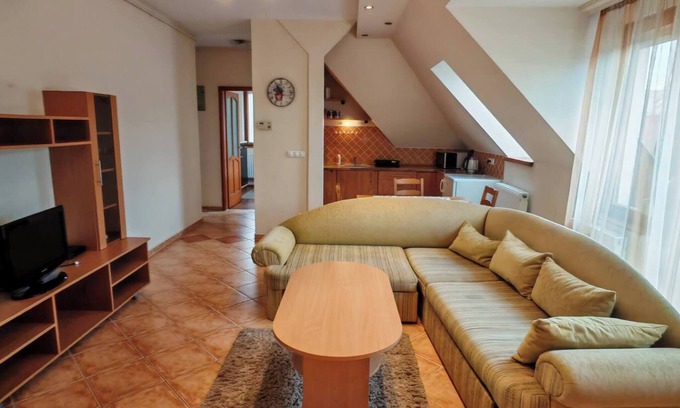 Kecskemet Apartamento | Apartamento Kazinczy de 2 dormitorios con balcón