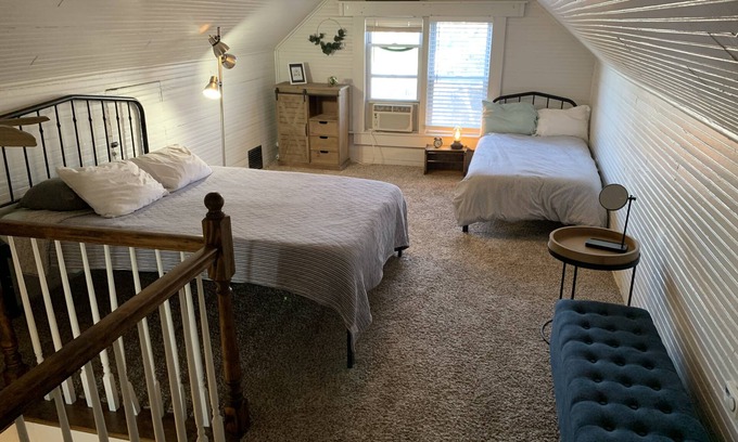 Kansas City Casa | KC Bungalow, near Plaza & Westport