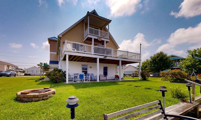 Keen-Wik On the Bay Casa | Keenwik on the Bay waterfront home with AC, gas fireplace, firepit, & dock