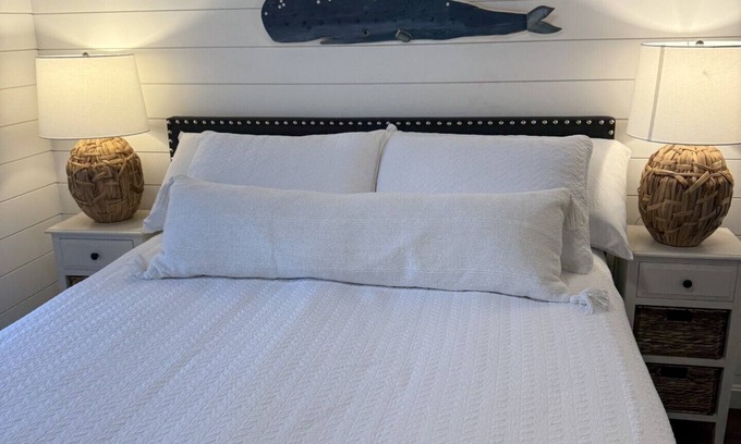 Town Hill Apartamento | Keep it simple at this peaceful and centrally-located private haven.