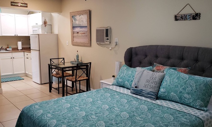 Tampa Apartamento | Keep it simple at this peaceful and centrally-located place