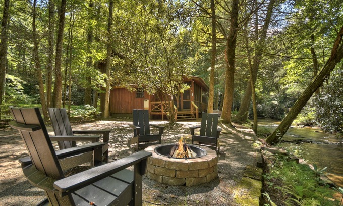 Ellijay Cabina | Keeping it Reel -Your pet-friendly creekfront haven, complete with hot tub, firepit, pool table, WiFi, and superb fishing