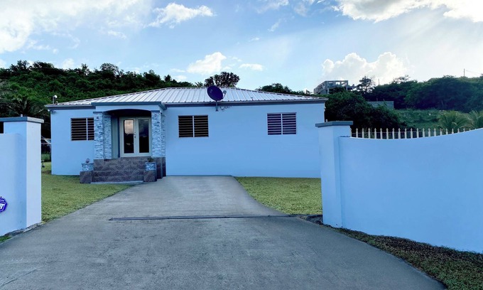Estate Sion Hill Casa | Keepsake Oasis, Mid-Island 3-Bed Modern Cozy Home with AC, WiFi, Quiet Residence