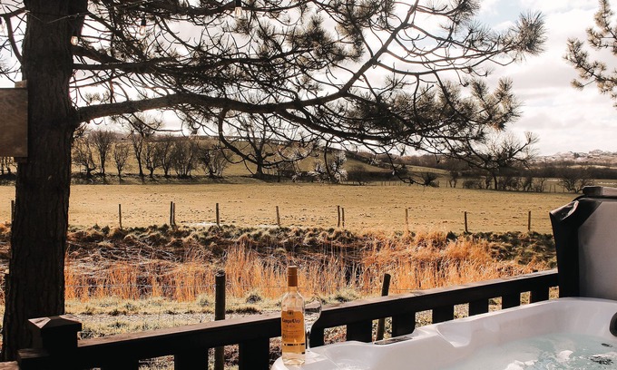 Warton Cabina | Keer Side Lodge, Luxury Lodge With Private hot tub at Pine Lake Resort