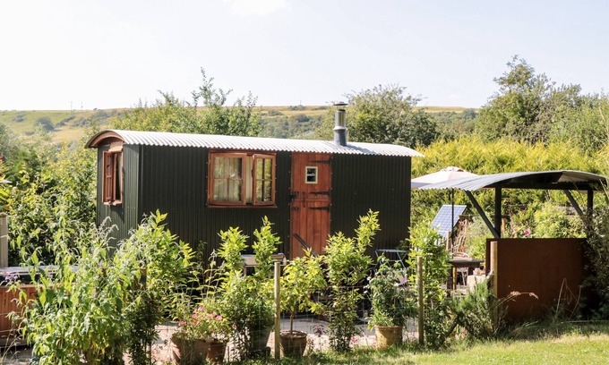 Osmington Mills Cabaña | KEETS AT MIDDLE ACRE, romantic, with hot tub in Ringstead