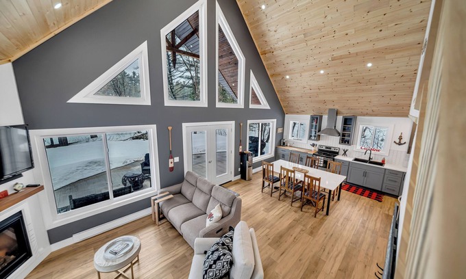 Fort Coulonge Chalet De Esquí | Kellys On The River Mansfield Quebec - 3 bedrooms with kayaks.