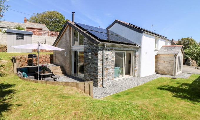 Trelights Cabaña | KELMSCOT, pet friendly, luxury holiday cottage in Trelights