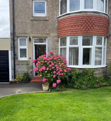 Seahouses Casa | Kelvinside, Seahouses, 2 minute walk into village