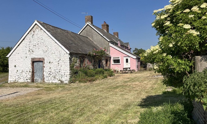 Kenfig Casa | KENFIG FARM, pet friendly, character holiday cottage in Kenfig