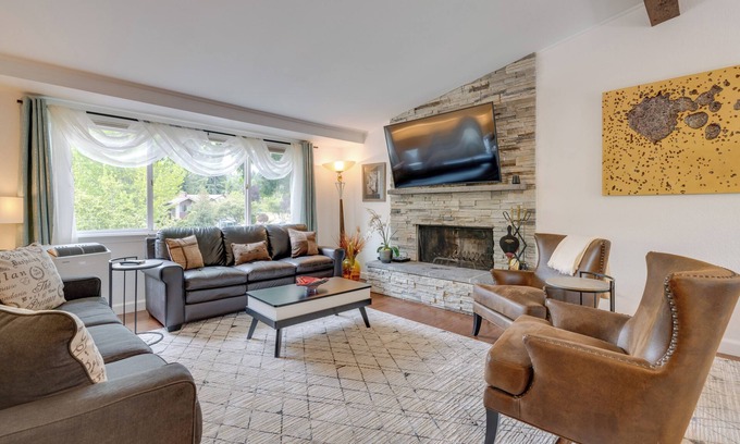 Kenmore Apartamento | Kenmore Retreat w/ Shared Hot Tub - 1 Mi to Lake!