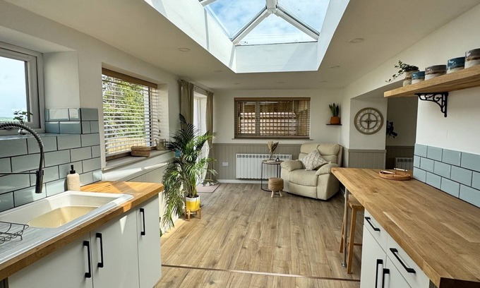 Whitland Cabaña | Kennel House with Hill Views perfectly situated for walks. - 20 min to the beach