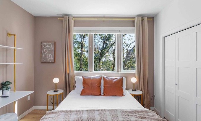 Minor Casa | Kenny's Sweet Suite - 84 Walkscore!!