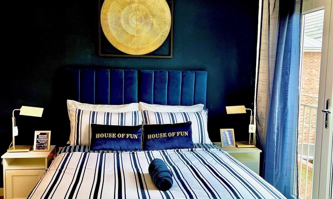 Dartford Casa | Kent Holiday Home | 5 Bedroom Luxe Home| Games & Free Parking| 2Mins To Crossing