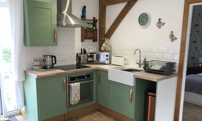 Willesborough Cabina | Kentish Countryside, great outside space cosy, fire pit, hot tub
