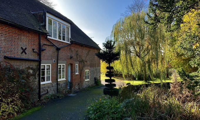 Hollingbourne Cabaña | Kentish Oast, Cottage and Barn in stunning private grounds with swimming pool