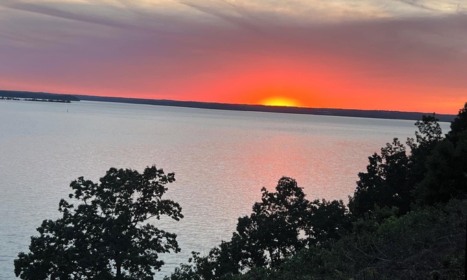 Dover Casa | Kentucky Lakefront: 6-Star Sunset Views & Private Decks 4 BR, Kayaks Boat Access