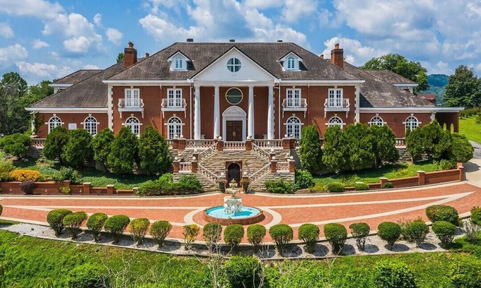 Printer Casa | Kentucky's Majestic Mountaintop Estate with pool: The Bluegrass Palace