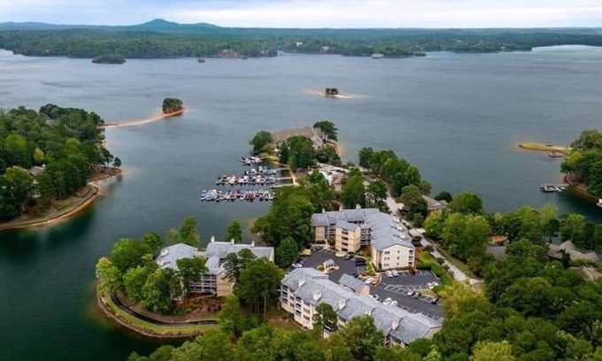 Salem Condominio | Keowee Key Condo - Brand New on Rental Market - Tall Ship Dr. - Clipper Building