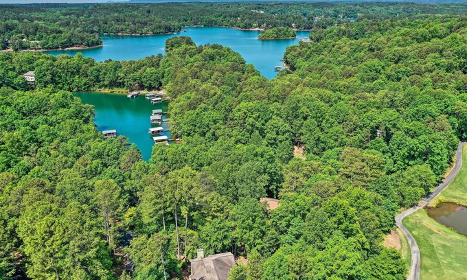 Salem Condominio | Keowee Key Condo w/ Deck & Resort Amenities!