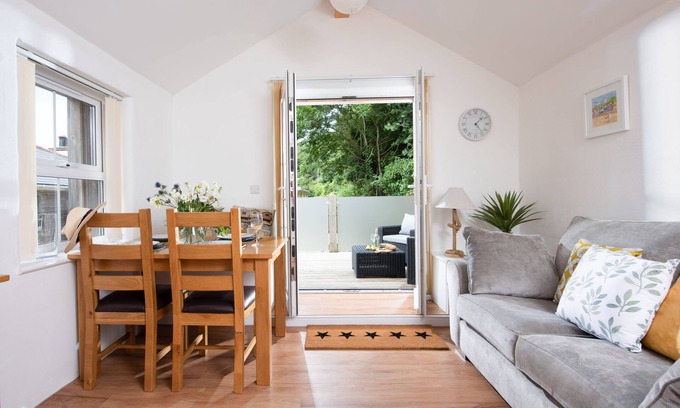 Portreath Casa | Kerensa is a cosy and detached barn conversion located in the lovely seaside village of Portreath
