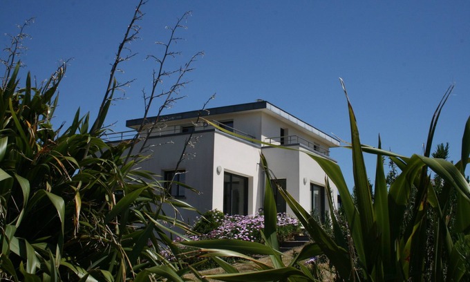 Plozevet Casa | KerPoulhan - Large contemporary house with garden and sea view
