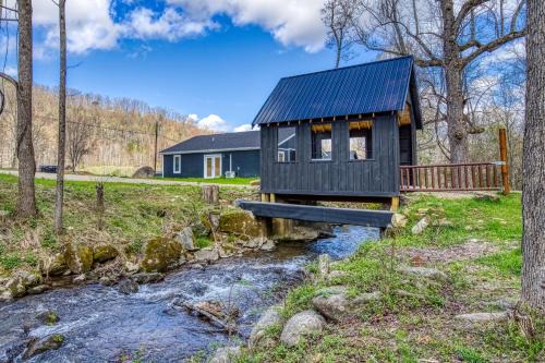 Cosby Casa | Kerri's Cottage-Pickleball Court, Creek, WIFI, Mountain Views, No Cleaning Fee