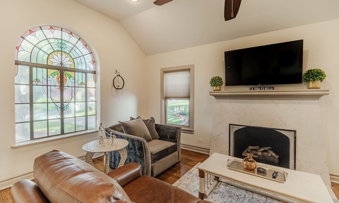 Kessler Casa | Kessler Park Retreat - Walking distance to Bishop Arts District