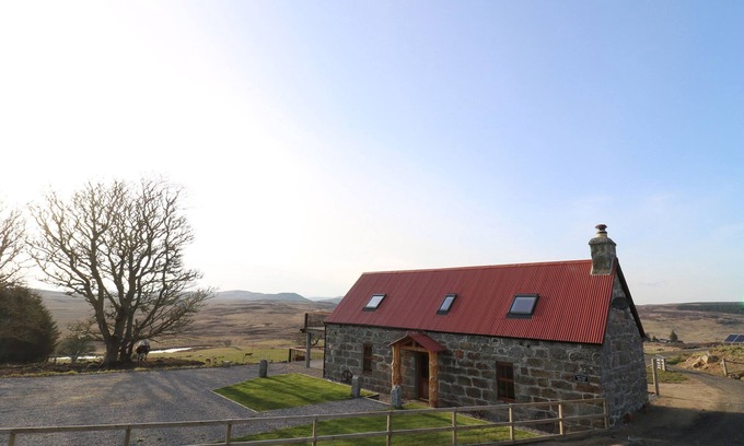 Rogart Cabaña | KESTREL COTTAGE, pet friendly, character holiday cottage in Rogart