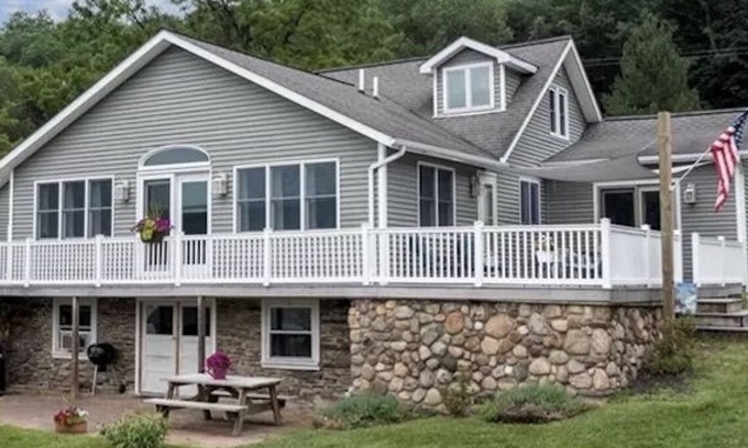 Penn Yan Casa | Keuka East: Spacious & Comfy