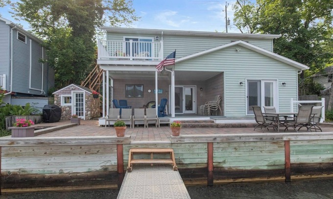 Branchport Casa | Keuka Lakefront | Hot Tub | Dock w/ Hoist | FLX