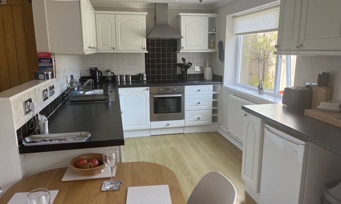 Seaton Cabaña | KEVERAL BAY COTTAGE, pet friendly, with a garden in Seaton