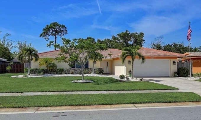 Gulf Gate Woods Casa | KEY DREAMS-LARGE HEATED POOL-3 BR-10 MIN TO SIESTA KEY-SLEEPS 8-GULF GATE