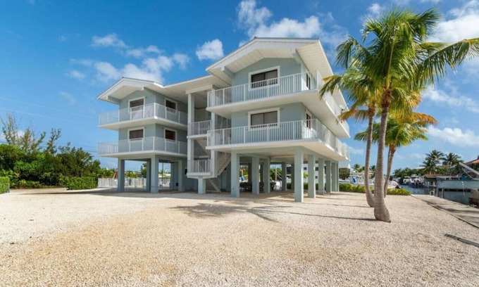 Key Largo Apartamento | Beautiful 2 Bedroom Condo with Dock Slip and Pool