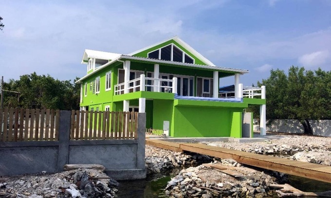 Isla de Utila Casa | Key Lime Casa - Ocean Front - Private Pool