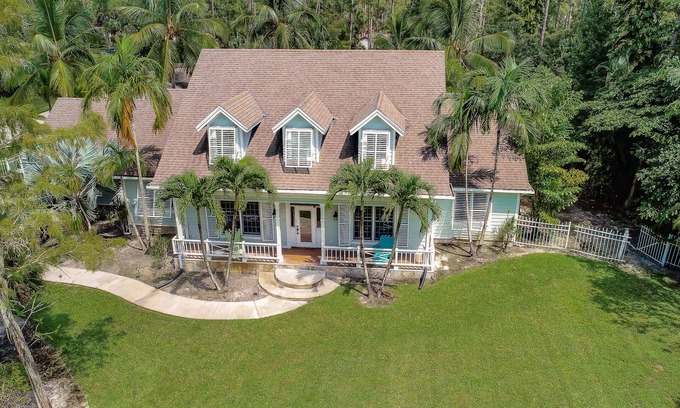 Oakes Estates Casa | ¡Casa de lujo estilo Key West con piscina estilo centro turístico!