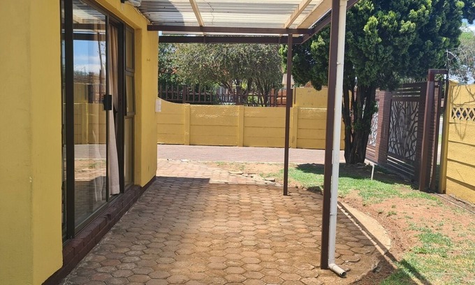 Greater Johannesburg Metropolitan Area Hotel | Khahiligi Investment Properties Guest