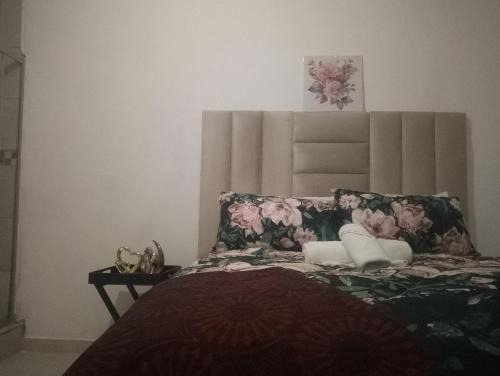 Taung Station Apartamento | Khetshane Consortium private park and restaurants