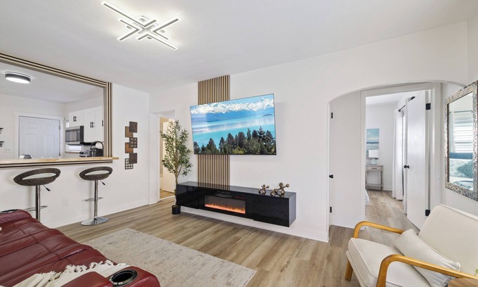 Lake Maggiore Shore Casa | Kick back and relax in this calm, stylish home! Close to downtown, beaches, park