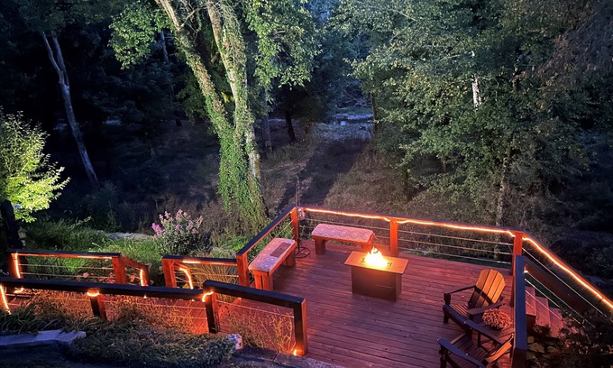 Somerset Cabaña | Kick back and relax in this calm, stylish cottage on the creek.